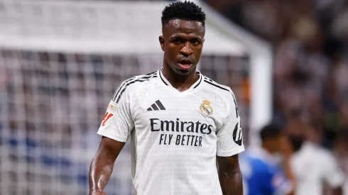 Vini Jr com a camisa do Real Madrid.