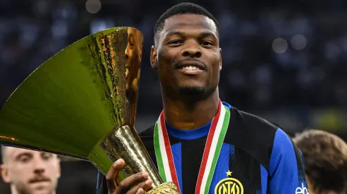 Zagueiro Denzel Dumfries, que defende as cores da Inter de Milão, foi alvo do Manchester United. Foto: IMAGO / Gribaudi/ImagePhoto