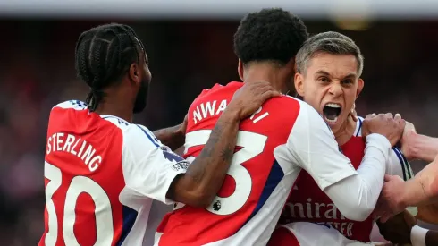 Leandro Trossard comemora com seus companheiros o terceiro gol de sua equipe durante a partida da Premier League no Estádio Emirates. (Foto: IMAGO / PA Images)