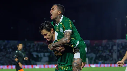 Raphael Veiga e Dudu comemoram gol do Palmeiras. (Foto: Pedro Teixeira/Imago/Fotoarena)
