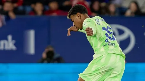 Embora tenha começado no banco, Lamine Yamal entrou no início do segundo tempo e marcou um gol no final, trazendo alívio em uma partida complicada. (Foto: IMAGO / SOPA Images)