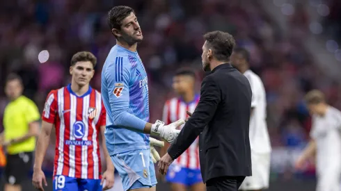 Goleiro do Real Madrid, Courtois confronta Diego Simeone em clássico.