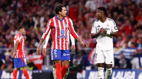 José María Giménez e Vini Jr em Atlético de Madrid x Real Madrid. (Foto: Dennis Agyeman/Imago/ZUMA Press Wire)