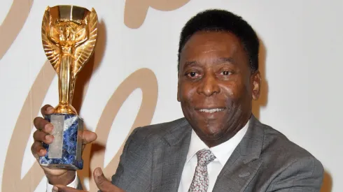 Pelé com a taça da Copa do Mundo FIFA.