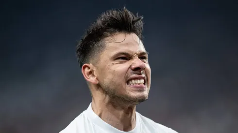 Romero, do Corinthians, busca primeiro gol no Maracanã contra o Flamengo.