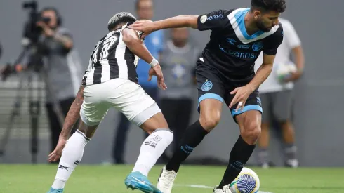 Pepê briga pela bola no duelo entre Botafogo e Grêmio, no dia 28 de setembro de 2024. (DiaEsportivo / Alamy Stock Photo)