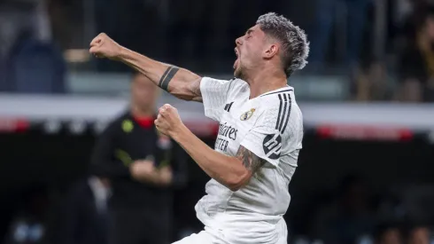 Federico Valverde, do Real Madrid, comemora seu gol durante a partida da La Liga 2024/25 entre Real Madrid e Villarreal no estádio Santiago Bernabéu em 05 de outubro de 2024. (Foto: IMAGO / Alberto Gardin)