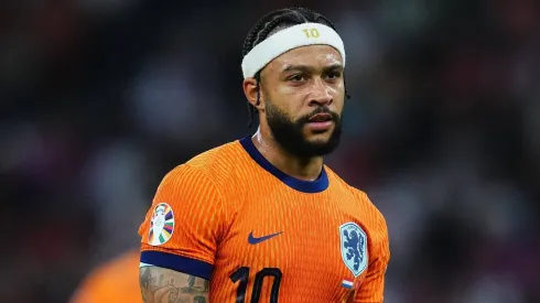 Depay com a camisa da Holanda.