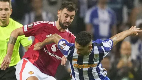 Bruno Fernandes e Alan Varela disputam a bola pela Liga Europa.