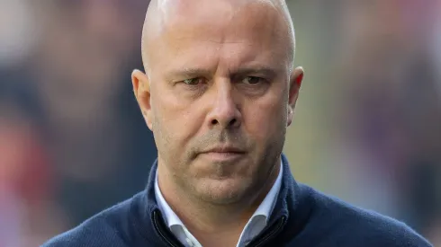 Técnico do Liverpool, Arne Slot monitora Carlos Vicente, do Alavés.