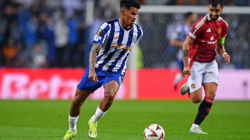 Galeno carrega a bola no confronto entre Porto e Manchester United, no dia 03 de outubro de 2024, na Europa League. (Action Plus Sports Images / Alamy Stock Photo)