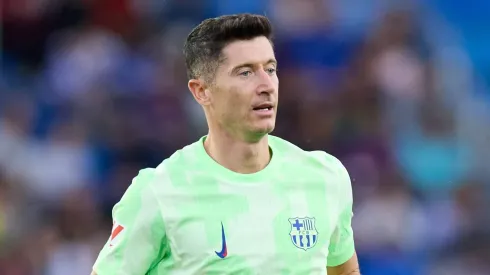 Robert Lewandowski brilha em partida histórica, marcando três gols em apenas 32 minutos e liderando o Barcelona à vitória sobre o Deportivo Alavés. (Foto: IMAGO / ZUMA Press Wire)