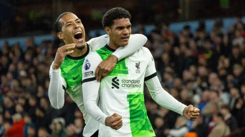 Virgil van Dijk e Jarell Quansah, jogadores do Liverpool. (Foto: David Rawcliffe/Imago/Propaganda Photo)