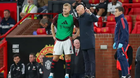 Erik ten Hag, técnico do Manchester United, dá instruções a Matthijs De Ligt. (Foto: IMAGO / Every Second Media)