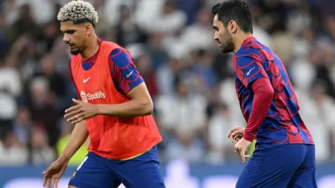 A expulsão de Ronald Araújo foi um ponto-chave no desfecho da partida, gerando reações intensas, principalmente de İlkay Gündoğan.(Photo by David Ramos/Getty Images)