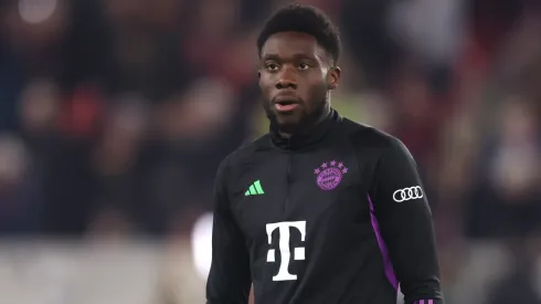Alphonso Davies deve deixar o Bayern de Munique em breve (Foto: Alex Grimm/Getty Images)