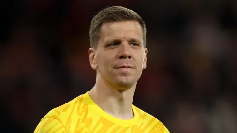 Wojciech Szczęsny, o novo goleiro do Barcelona, reafirma seu hábito de fumar em entrevista, explicando que isso o ajuda a relaxar e não afeta seu desempenho em campo. (Foto: Richard Heathcote/Getty Images)