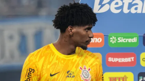 Hugo Souza em partida contra o Grêmio