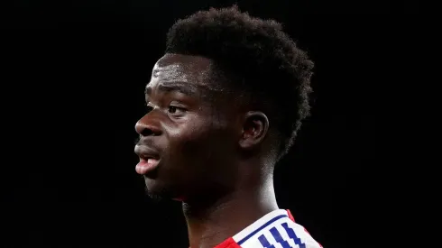 Bukayo Saka com a camisa do Arsenal.