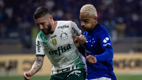 Zé Rafael e Matheus Pereira em disputa pelo Brasileirão.