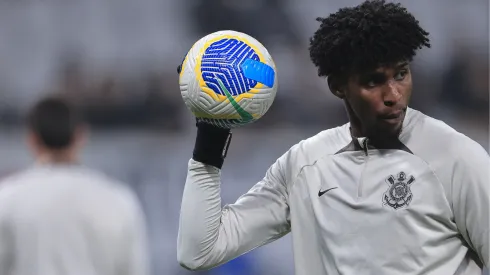 Hugo Souza em partida pelo Corinthians