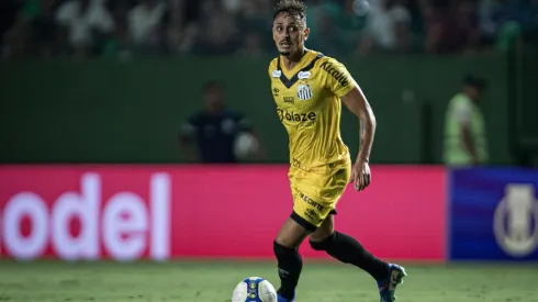 Diego Pituca em campo durante o jogo entre Goiás e Santos pela Série B, no dia 08 de outubro de 2024. (Associated Press / Alamy Stock Photo)