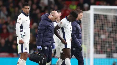 Saka deixando o gramado lesionado. Foto: IMAGO / Crystal Pix