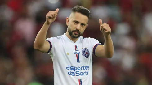 No Dia das Crianças, o Flamengo surpreendeu os filhos dos jogadores ao enviar presentes especiais. Totói e Guto, filhos de Everton Ribeiro, agora no Bahia, também foram lembrados com uma motinho personalizada do clube. (Foto: Wagner Meier/Getty Images)