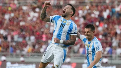 Otamendi comemora seu gol com Lo Celso no confronto entre Venezuela e Argentina, no dia 10 de outubro de 2024. (Associated Press / Alamy Stock Photo)