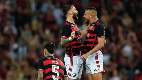 Léo Pereira, zagueiro do Flamengo, foi multado após chegar atrasado a um treino devido a problemas com seu voo de volta de Santa Catarina. (Foto: Buda Mendes/Getty Images)