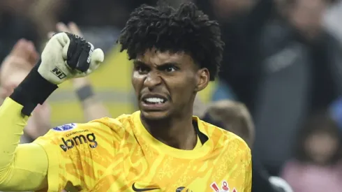 Hugo Souza decide se quer voltar ao Flamengo ou continuar no Corinthians (Photo by Alexandre Schneider/Getty Images)