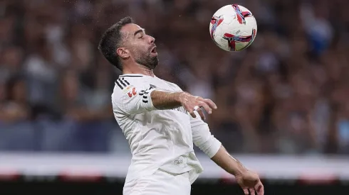 A urgência do Real Madrid em buscar uma solução defensiva aumentou devido às lesões de Dani Carvajal e Joan Martinez, o que faz com que Acheampong surja como uma opção estratégica de curto e longo prazo. (Foto: IMAGO / ZUMA Press Wire)