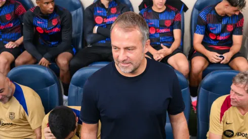 Hansi Flick recebeu novidades no Barcelona (Foto: David Ramos/Getty Images)
