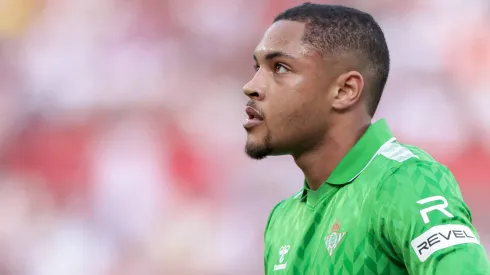 Vitor Roque com a camisa do Real Betis.
