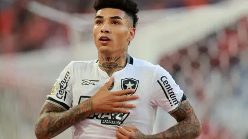 Igor Jesus comemora o gol da vitória do Botafogo sobre o Athletico-PR, no dia 05 de outubro de 2024. (DiaEsportivo / Alamy Stock Photo)