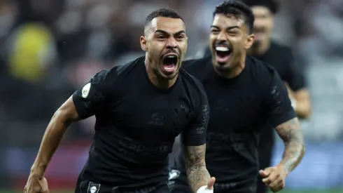 Matheuzinho se destacou pelo Corinthians contra Athletico-PR (Foto: Alexandre Schneider/Getty Images)