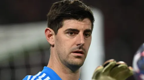 Courtois recebe oferta para deixar o Real Madrid rumo à outra grande potência (Photo by Michael Regan/Getty Images)