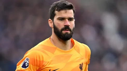 Alisson se torna alvo do Barcelona e toma decisão de última hora sobre transferência (Photo by Justin Setterfield/Getty Images)