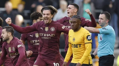 Bernardo Silva e Jack Grealish, do Manchester City, comemoram depois que o árbitro confirma o gol durante a partida da Premier League entre Wolverhampton Wanderers FC e Manchester City FC, no Molineux, em 20 de outubro de 2024, em Wolverhampton, Inglaterra. (Foto: IMAGO / Sportsphoto)