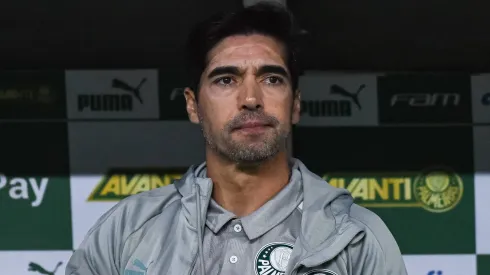 Abel Ferreira no banco de reservas do Palmeiras.