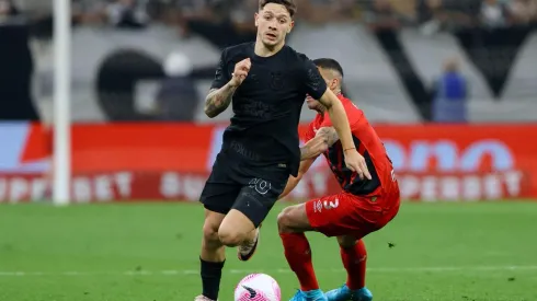 Rodrigo Garro conduz a bola na partida entre Corinthians e Athletico-PR, no dia 17 de outubro de 2024. (AGIF / Alamy Stock Photo)