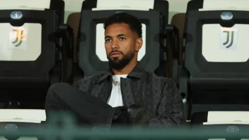 Douglas Luiz assistindo ao jogo de Alisha Lehmann. Foto: IMAGO / Sportimage