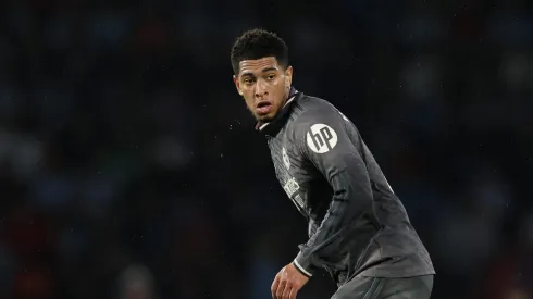 Bellingham é abordado por Ancelotti no Real Madrid. Foto: Florencia Tan Jun/Getty Images