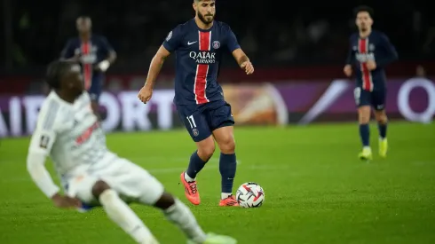 Marco Asensio carrega a bola na partida entre PSG e Strasbourg, no dia 19 de outubro de 2024. (Associated Press / Alamy Stock Photo)