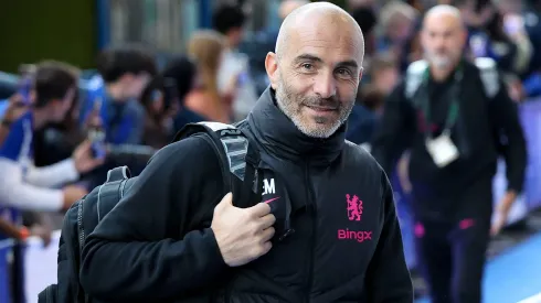 Enzo Maresca desembarcando com a delegação do Chelsea.