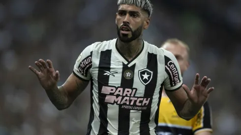 Alexander Barboza gesticula no duelo entre Botafogo e Criciúma, no dia 18 de agosto de 2024. (Associated Press / Alamy Stock Photo)