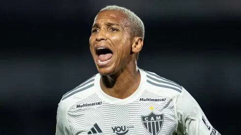 Deyverson com a camisa do Atlético-MG.