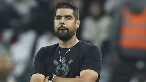 António Oliveira, ex-técnico do Corinthians, pode assumir gigante paulista e voltar ao Brasileirão. (Photo by Alexandre Schneider/Getty Images)