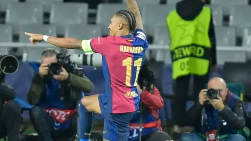 Raphinha brilha com três gols na vitória do Barcelona sobre o Bayern de Munique. (Foto: IMAGO / kolbert-press)