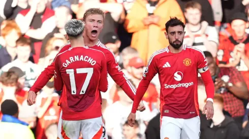Elenco do Manchester United comemora gol contra o Brentford